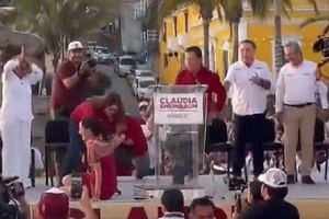 Claudia Sheinbaum sufre caída mientras bailaba en evento de campaña