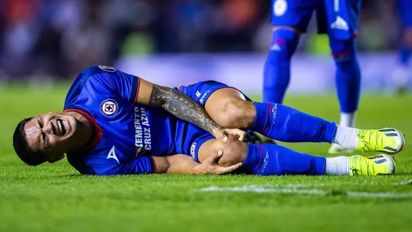 ¡Alerta en Cruz Azul! 'Toro' Fernández sale lesionado entre lágrimas y es trasladado al hospital