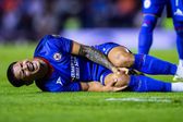 ¡Alerta en Cruz Azul! 'Toro' Fernández sale lesionado entre lágrimas y es trasladado al hospital