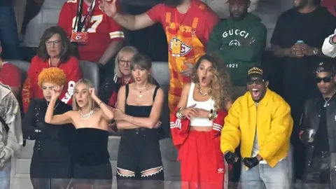 Doble abucheo para Taylor Swift en el show de apertura del Super Bowl