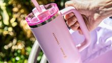 Revenden hasta en 7 mil pesos los vasos rosas Stanley de Starbucks