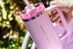 Revenden hasta en 7 mil pesos los vasos rosas Stanley de Starbucks