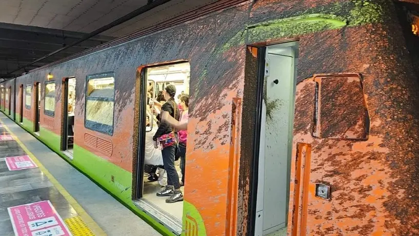 Le echan una 'tiroleada' al Metro; pasajeros quedan llenos de cemento