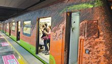 Le echan una 'tiroleada' al Metro; pasajeros quedan llenos de cemento