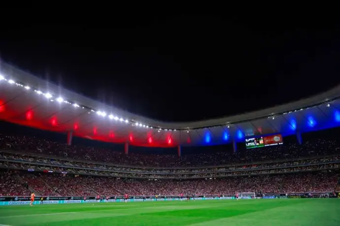 Riña entre aficionados de Chivas genera múltiples detenciones preventivas en inmediaciones del Estadio Akron