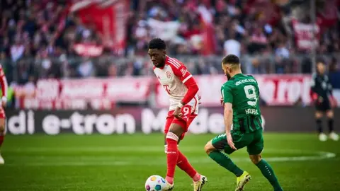 Bayern Munich aleja a Alphonso Davies de Real Madrid