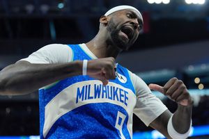 Sin Giannis Antetokounmpo, los Bucks de Milwaukee vencieron a los Phoenix Suns