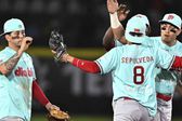 ¡Dominio escarlata! Los Diablos Rojos del México barren a los Pericos de Puebla en la serie inaugural