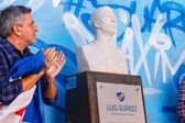 Rinden homenaje a Luis Suárez con escultura en el Estadio Parque Central del Nacional de Uruguay