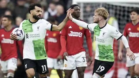 Mohamed Salah evita la derrota del Liverpool en su partido contra el Manchester United