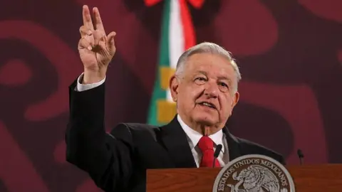 AMLO denuncia de "ineficiencia o mala fe" en la investigación del caso Ayotzinapa