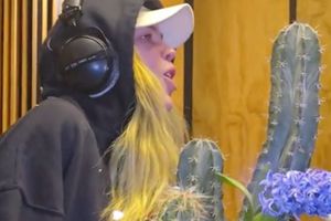 Belinda recibe de sorpresa, un cactus de  parte de El Patrón