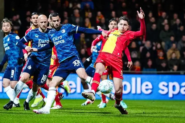 Sin Santiago Giménez, Feyenoord venció 1-3 a Go Ahead Eagles