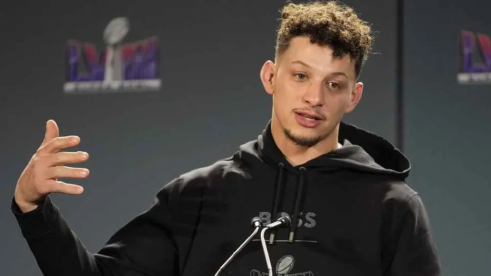 Patrick Mahomes y su esposa visitan a personas heridas en el tiroteo en Kansas City