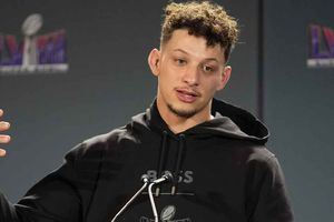 Patrick Mahomes y su esposa visitan a personas heridas en el tiroteo en Kansas City