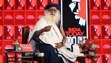 El gurú de yoga Sadhguru fue hospitalizado de emergencia