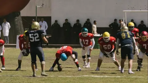 Reclusos se enfrentan a policías en duelo de futbol americano del Tazón Humanista