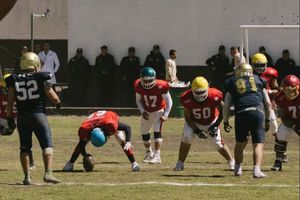 Reclusos se enfrentan a policías en duelo de futbol americano del Tazón Humanista