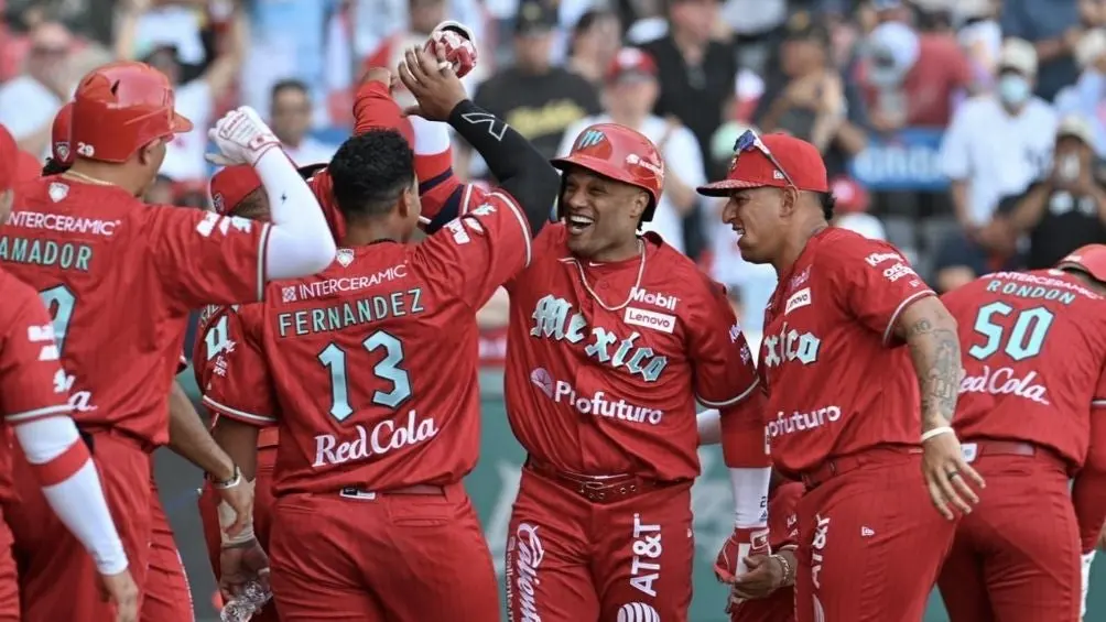 Robinson Canó celebrando su cuadrangular