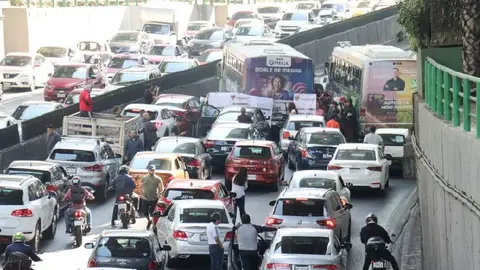 ¡Mañana de tráfico en el Periférico Sur! Aquí te decimos por qué cerraron carriles centrales