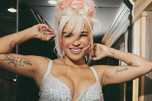 Karol G queda encantada por la mercancía pirata con su imagen que venden afuera del Estadio Azteca