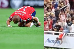 Aficionado de Chivas imita al ‘Chicharito’ y se avienta clavado de la grada a la cancha del Akron