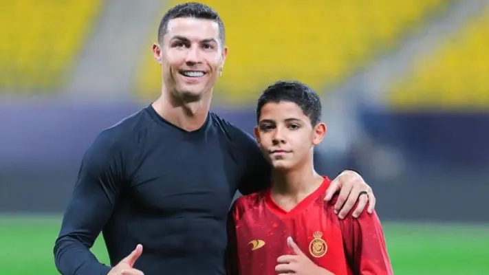 ¡De tal palo, tal astilla! Cristiano Ronaldo posa con su hijo y presumen impresionante físico