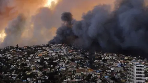Bomberos logran apagar incendios en Valparaíso, en Chile
