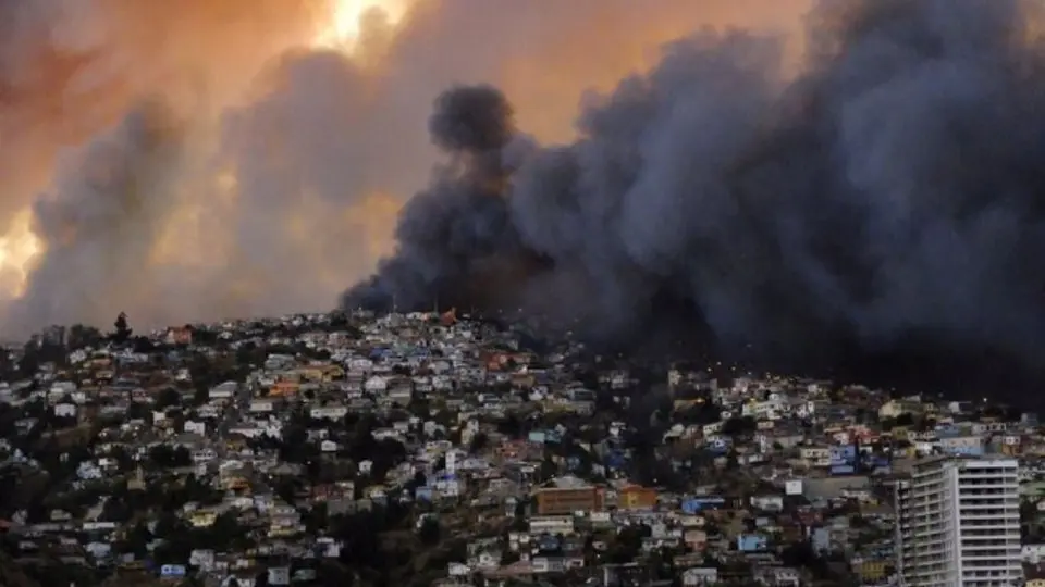 Bomberos logran apagar incendios en Valparaíso, en Chile