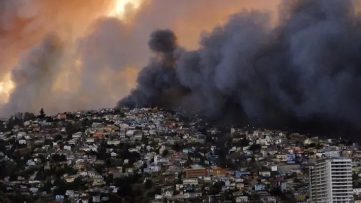 Bomberos logran apagar incendios en Valparaíso, en Chile