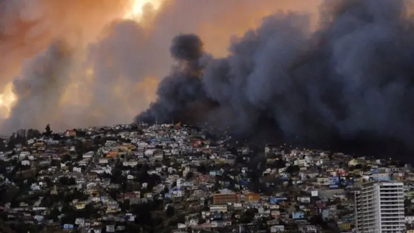 Bomberos logran apagar incendios en Valparaíso, en Chile