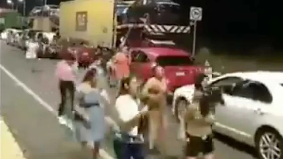 Automovilistas bailan 'Payaso de rodeo' al quedar varados por accidente en carretera de Michoacán
