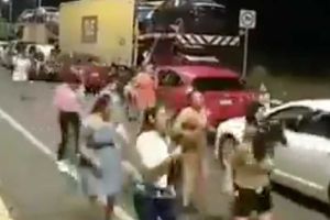 Automovilistas bailan 'Payaso de rodeo' al quedar varados por accidente en carretera de Michoacán