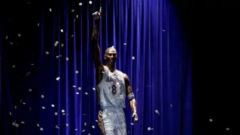 Lakers planea arreglar algunos errores tallados en la base de la estatua de Kobe Bryant