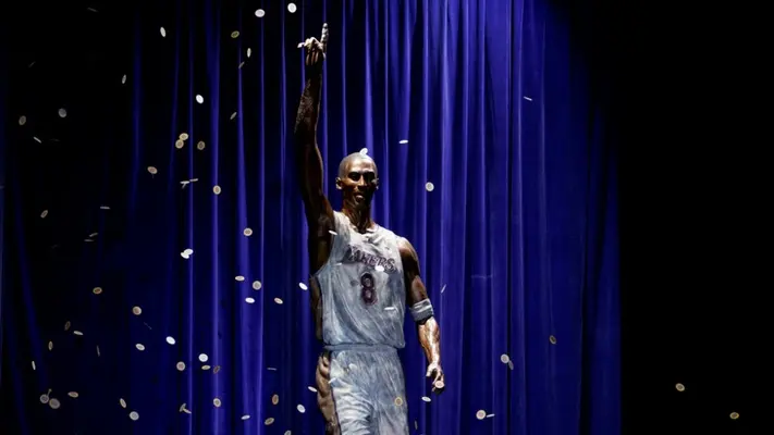 Lakers planea arreglar algunos errores tallados en la base de la estatua de Kobe Bryant