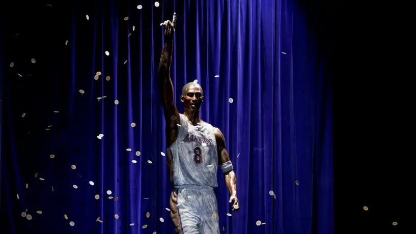 Lakers planea arreglar algunos errores tallados en la base de la estatua de Kobe Bryant
