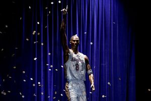 Lakers planea arreglar algunos errores tallados en la base de la estatua de Kobe Bryant