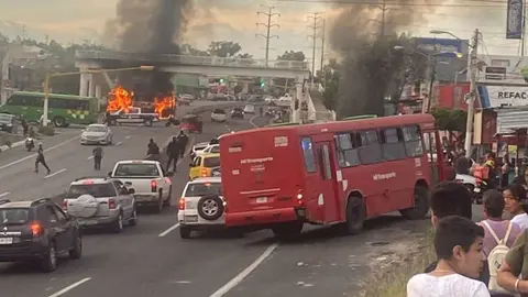 Jalisco: Se reportaron coches y transportes públicos incendiados tras balacera en Zapopan
