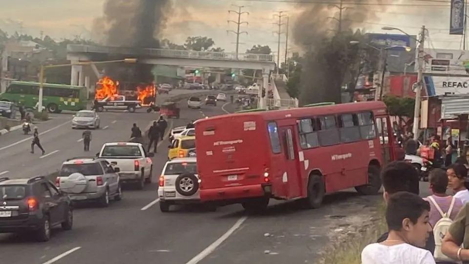 Jalisco: Se reportaron coches y transportes públicos incendiados tras balacera en Zapopan