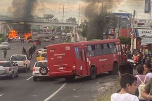 Jalisco: Se reportaron coches y transportes públicos incendiados tras balacera en Zapopan