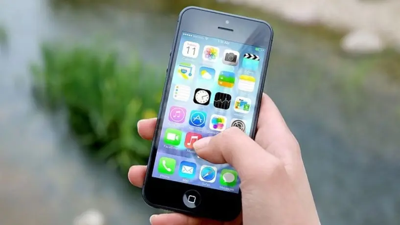 Apple y Google negocian por Inteligencia Artificial, y suben sus acciones