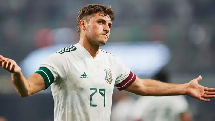 Santiago Giménez sobre el futbol mexicano: "En México son pocos los profesionales"