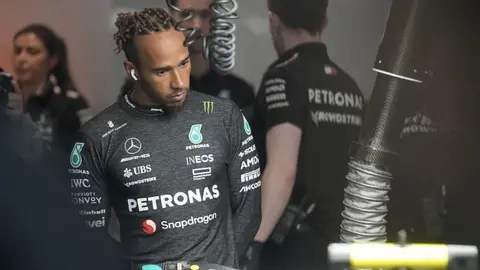Hamilton asegura que Mercedes está en plena reconstrucción: "Somos muy buenos haciendo eso"