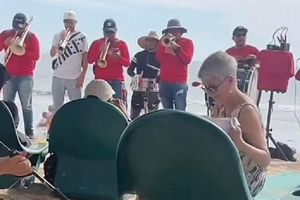 Bandas musicales y hoteleros de Mazatlán llegan a un acuerdo para tocar en la playa