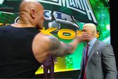 The Rock da cachetada a Cody Rhodes tras robarle el Main Event en Wrestlemania 40