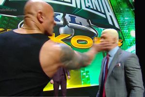 The Rock da cachetada a Cody Rhodes tras robarle el Main Event en Wrestlemania 40