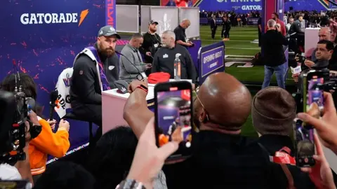 NFL: Travis Kelce recibió una playera firmada por Antoine Griezmann previo al Super Bowl 2024