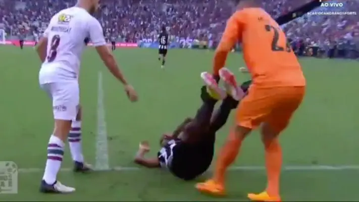 Jugador de Botafogo es 'arrastrado' en la cancha por compañeros y rivales