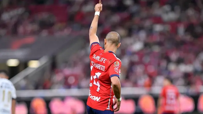 Chivas termina goleando a los Pumas en el debut del Chicharito en la Liga MX