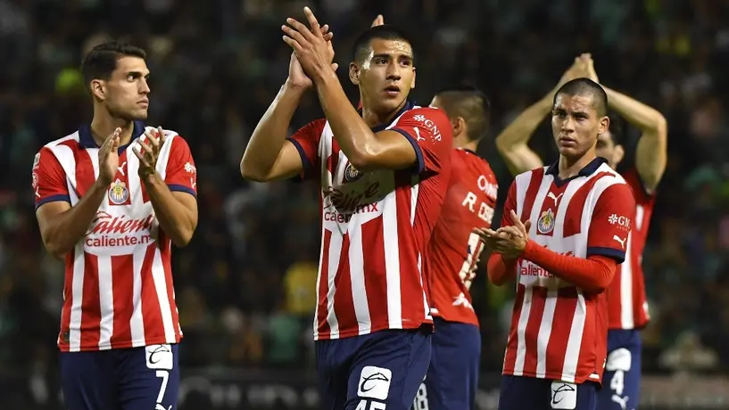 Raúl Martínez es baja con Chivas, sufrió un esguince en el tobillo izquierdo